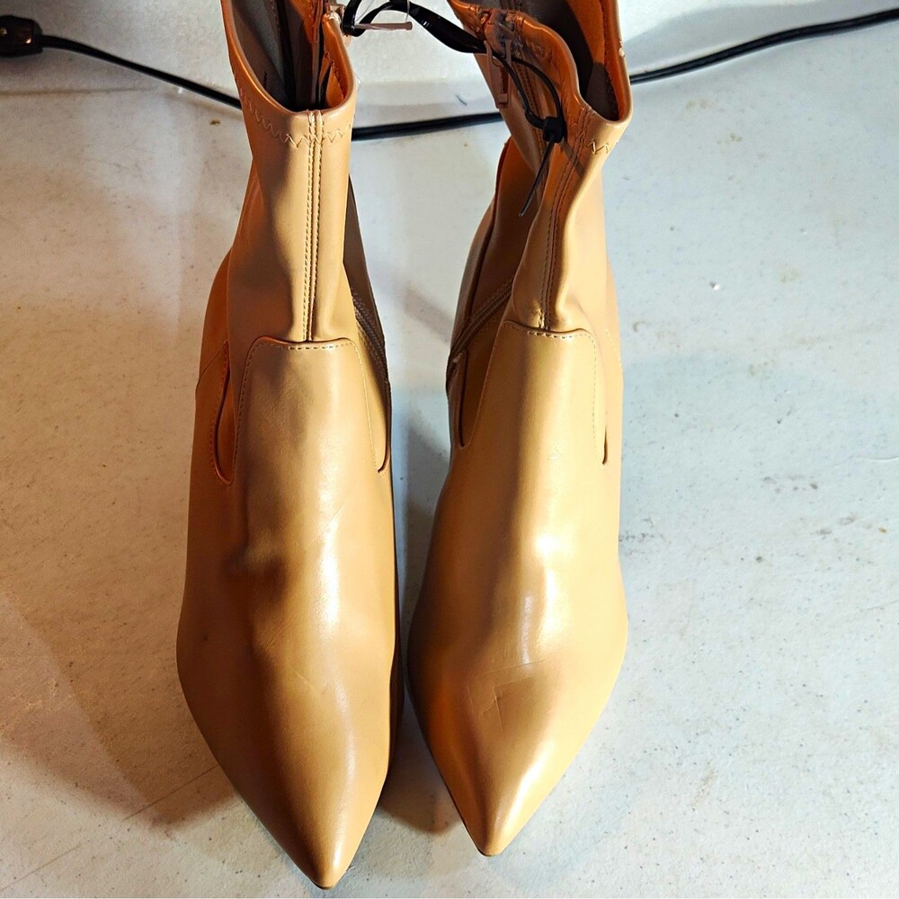 Women's Beige Faux Leather Ankle Bootie Side Zip Pointed Toe Solid Sz 9